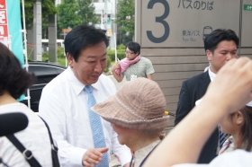 演説終了後、握手を求めて野田前首相の周りには人垣ができた