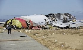 NTSBがツイッターで公開した事故現場の写真。機体が大破している