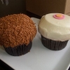 Sprinkles Cupcakesのカップケーキ、モカ（左）とレモン（右）