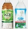 アサヒ飲料が発売する「東京スカイツリー」ラベルの「十六茶」（左）と「富士山のバナジウム天然水」（右）