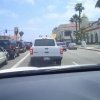前の車、黄色いレイカーズ・フラッグをつけているのが分かるかな？