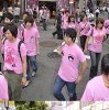 バラ色Tシャツを着て「マクドナルド渋谷センター街店」を出発（写真上）。渋谷・モヤイ像近辺にも出没（写真下）