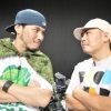 対戦を前ににらみ合うレゲエアーティストのRYO THE SKYWALKERとMOOMIN（左から）