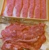 2つのうち下が切り落とし肉、上が某県ブランド黒毛和牛