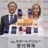 「auスマートバリュー」発表会でフォトセッションに臨む小森純さん（写真右）とKDDI関西コンシューマー支社長・甘田純一氏