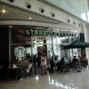 お客のほとんどが中国人で、西洋人の姿は少ない。店内には注文するための行列が。