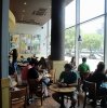 ショッピングセンター内にあるスターバックス店内。多くの客がタブレットコンピューターやスマートフォンを使っている。