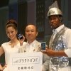 新機種を手にした白戸家の2人と孫社長