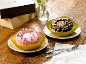 ホイップクリーム&ストロベリー(左)と、チョコクリーム&アーモンド