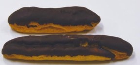 「ながーいチョコエクレア」(下)と定番の「牛乳と卵のエクレア」