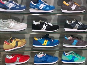 店頭に並ぶサッカニーのスニーカー（16年6月11日撮影）