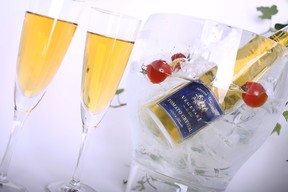 金色に澄んだトマトジュース