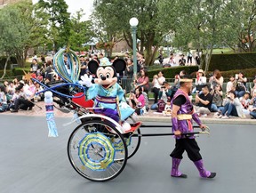 TDL「ディズニー七夕デイズ」　人力車に乗って登場したミッキーマウス