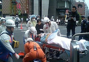 大型クレーンが転倒、トラック下敷きに 62歳女性が心肺停止