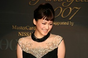 窓口で「おっぱい1枚」といえますか　綾瀬主演映画チケットに「珍騒動」