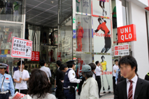 ユニクロ「メガストア」新宿西口開店　デザイン重視を打ち出し大攻勢