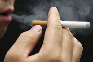 本物そっくり「電子タバコ」 JR北海道が禁止で論議呼ぶ