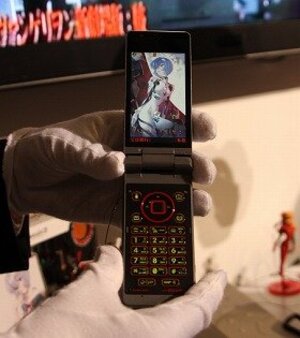 「エヴァケータイ」ヤフオクで高値　映画公式ブログで「転売」に苦言