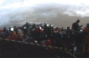 富士山登山人気過熱ぎみ　車も人もあふれかえる