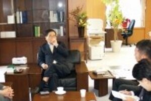 記者クラブに開放断られて　亀井氏「もうひとつの記者会見」断行