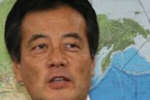 岡田外相、野村監督にエール　「巨人と戦って優勝を」