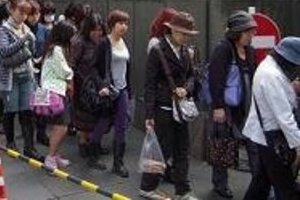 行列のできる裁判所　押尾初公判に2200人