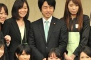 「崖っぷち自民」党大会 進次郎と美人市議でPR