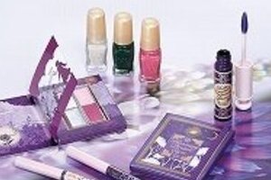 化粧品メーカー異業種コラボが続々　 衣料、製菓、スポーツ用品･･･