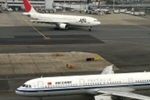 成田「無許可着陸」だれが悪い　中国側「管制塔のミス」と反論