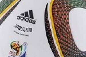 不規則に飛ぶW杯公式球　「GK泣かせ」早速証明される