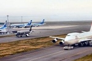 立ったままベルトで固定してフライト 格安航空会社「立ち席」実現するのか