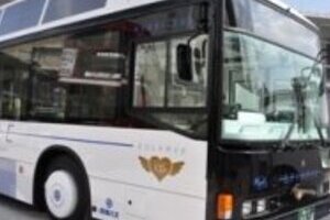 岡山市に世界初の太陽電池路線バス　屋根で発電、車内照明に利用