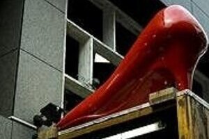 「満員電車はハイヒール禁止にして」 千原ジュニア「踏まれ骨折」でネット沸騰