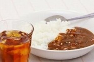 カレーに合う飲み物は？　水かウーロン茶か麦茶か
