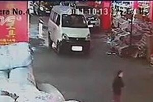 通行人18人が「見て見ぬふり」 中国「女の子ひき逃げ」動画に怒りの渦