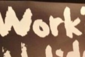 「ワーホリ」ポスターなぜ「居酒屋のトイレに多い」？ ネットで議論沸騰