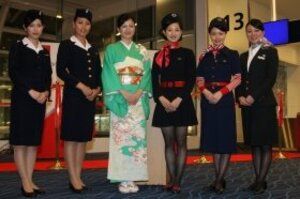 スッチー制服も退職者の「お下がり」　 JAL「ケチケチ作戦」進行中