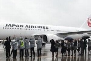 JALが復活「鶴丸」1号機披露　「原点にもう一度帰る」とアピール