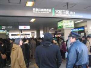 仕事がない、通勤困難に節電　東京で「社員自宅待機」広がる