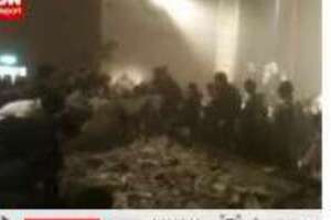 九段会館「天井崩落」直後の動画　学生ら「せーの」でがれき撤去