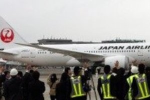 マツジュンも「お見送り」 「破たん後初」JAL・787ボストン便が就航