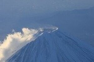 「雪消えた」「湯気上がった」次々報告　富士山の「異変」は何かの予兆なのか　