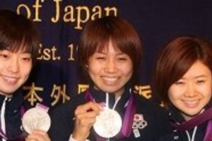 「中国はライバルというよりも、大きな目標」　卓球女子「銀メダル」3選手が帰国会見