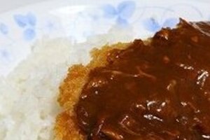 安倍新総裁「高級カレー」を朝日が取り上げる　では自社内レストランのカツカレーランチの値段は