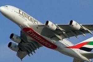 新型超大型機が主翼トラブルで「引き返し」　タイヤから煙で乗客「ヒヤリ」