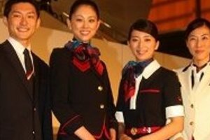 JALが新制服お披露目　「鶴丸」モチーフに9年ぶり一新