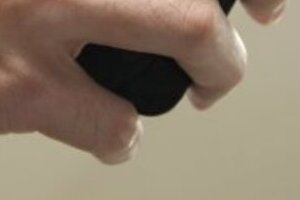 スマホ使いすぎで小指が変形した！　「怖すぎる症状」の訴え増える