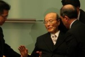 安倍首相就任会見でハプニング　官房副長官が突然倒れる