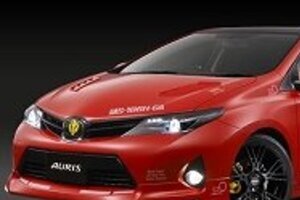トヨタがオタク文化に急接近した　真っ赤な「シャア専用車」を年内発売