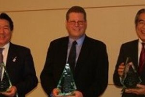 JALとANAが「定時到着率」世界一競う　「正確さ」でLCCに対抗